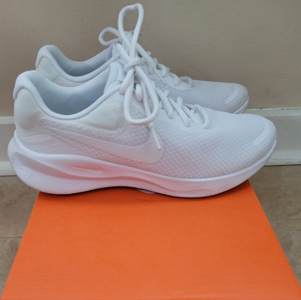 NIKE REVOLUTION 7 SIZE 6.5 Women, 5 Men